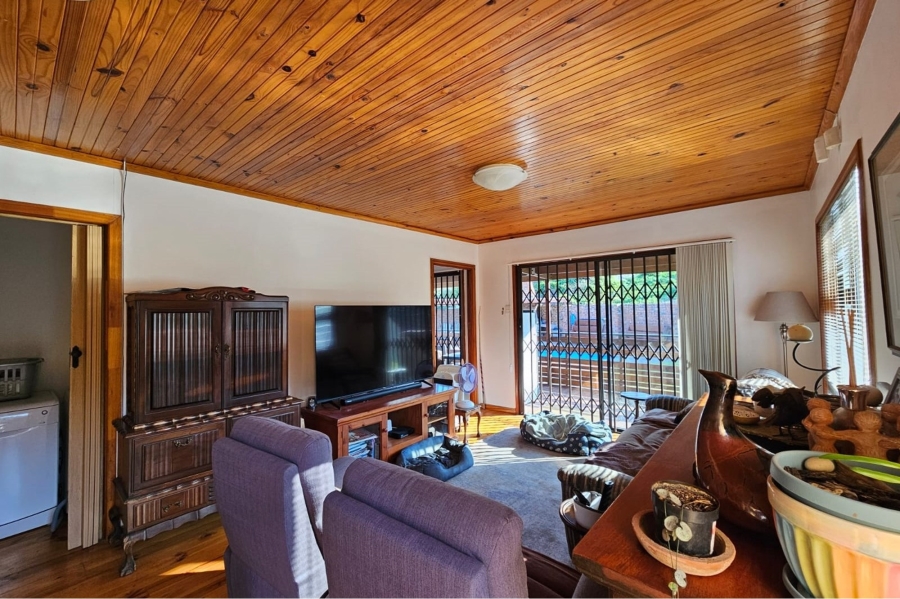 5 Bedroom Property for Sale in Beachview Eastern Cape